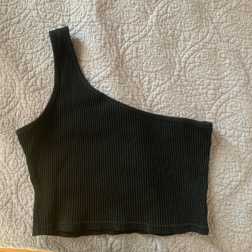 Single shoulder black ribbed top